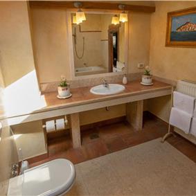 5 Bedroom Istrian Villa Estate with Large Pool and Gardens near Barban, Sleeps 12